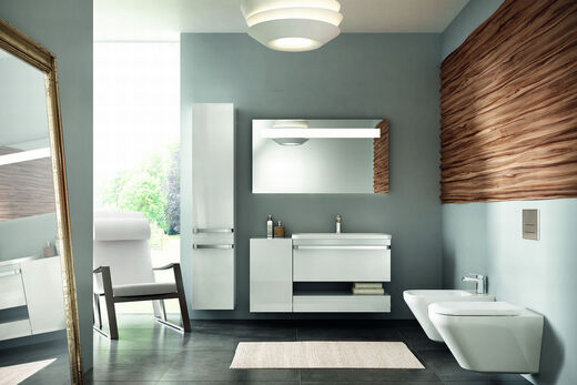 Modernes Badezimmer in Weiß mit Holz. Blick auf Waschplatz mit Spiegel beleuchtet.