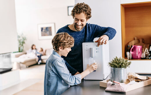BWT bietet mit AQADrink die perfekte Lösung für den Familienalltag - sauberes, hochwertig angereichertes Wasser und nie mehr Kistenschleppen.