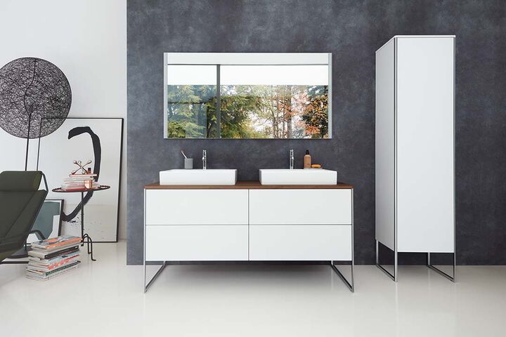 Design Badmöbel weiss. Wachbeckenunterschrank und Hochschrank mit Spiegel von Duravit XSquare.