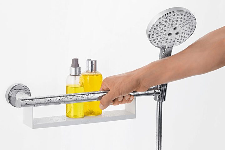 Unica Comfort Halterung von hansgrohe für die Handbrause, gleichzeitig sicherer Halt und Ablagefläche für Hygieneartikel.