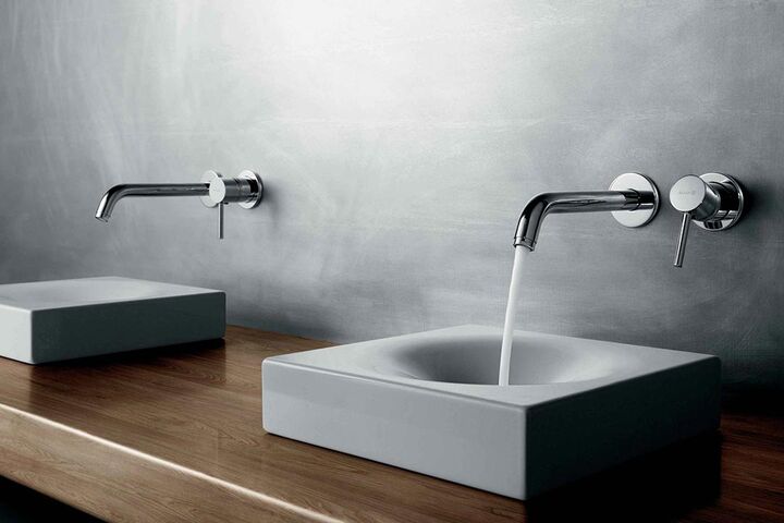 Die moderne Armaturenserie Kludi Bozz stattet Bäder mit klarer Linienführung aus – hier am Waschbecken als Wandausführung mit Wandauslauf.