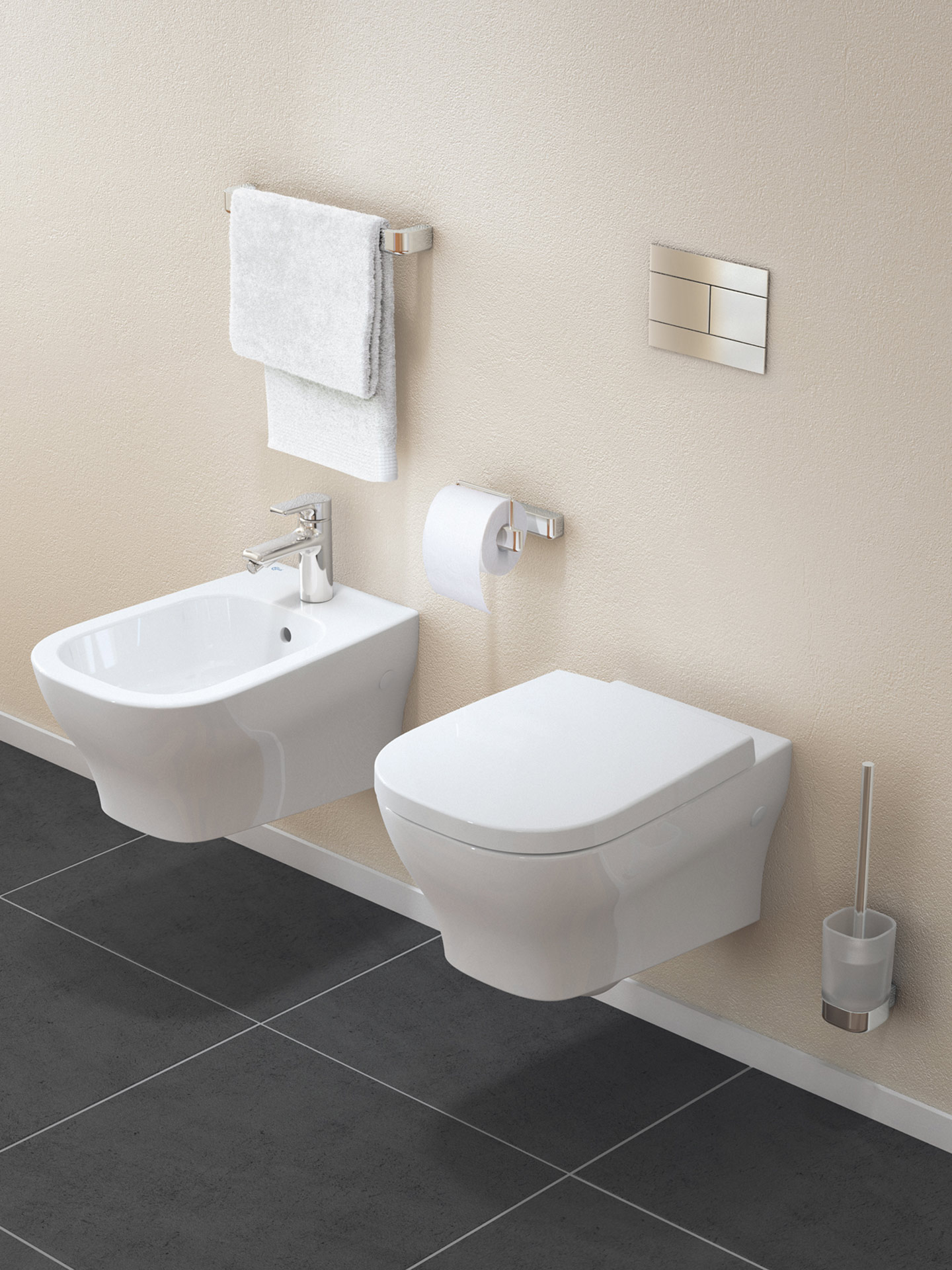 Bidet mit Chromarmatur und Handtuchhalter. Daneben Toilette geschlossen mit Betätigungsplatte in Chrom. Softmood Ideal Standard