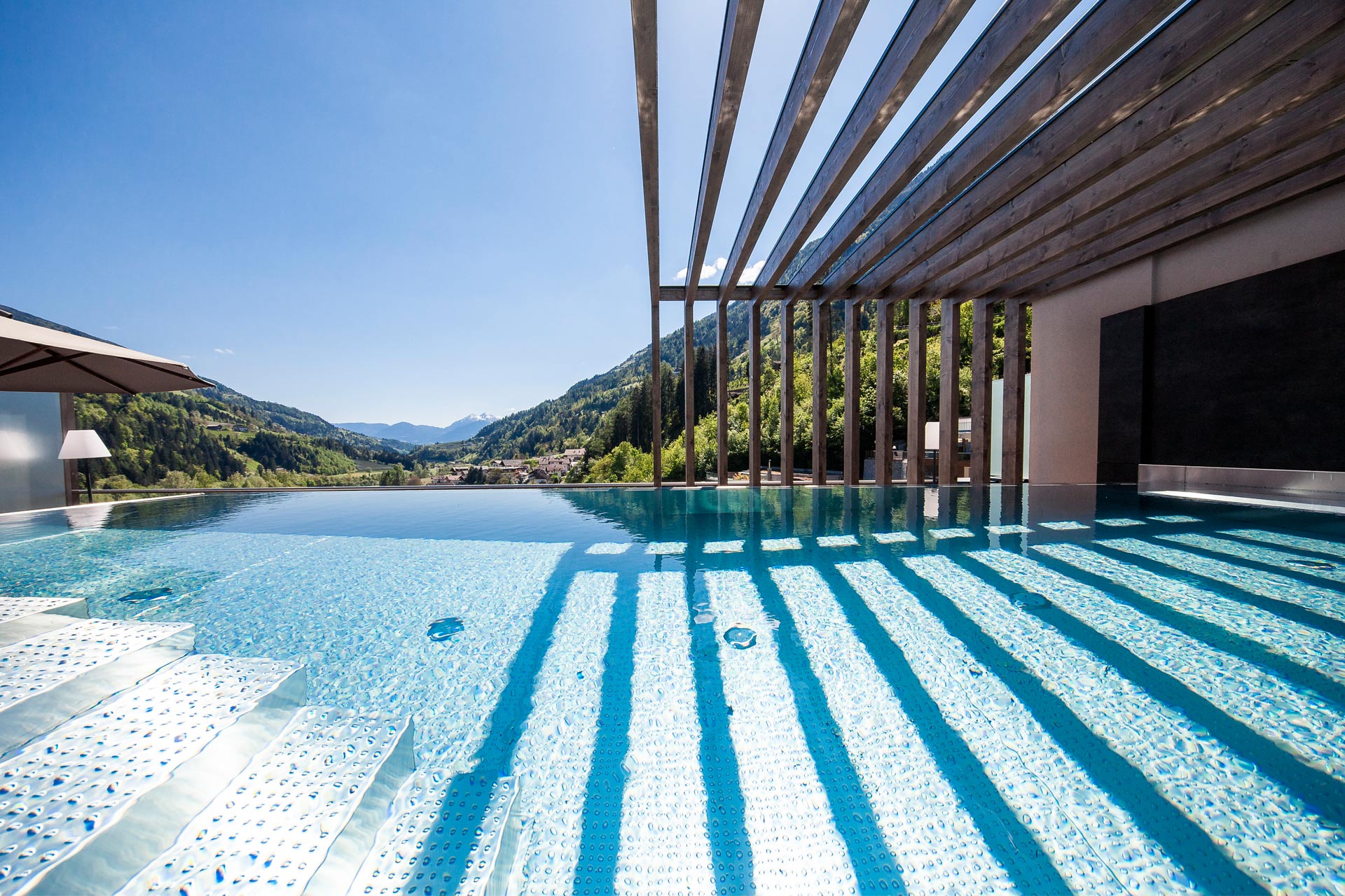 Hotelpool Quellenhof Meran mit Blick in die Berge.